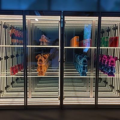 2024 Alta luminosidad de luz LED vidrio Infinity Mirror Display Cabinet para el salón
