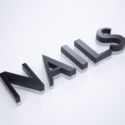 Luzes de letras de metal LED iluminadas en el fondo Signo 3D de plástico caracteres luminosos para publicidad