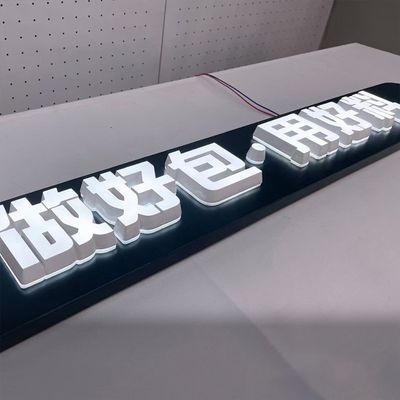 Luzes de letras de metal LED iluminadas en el fondo Signo 3D de plástico caracteres luminosos para publicidad