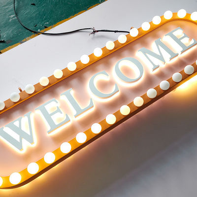 Luzes de letras de metal LED iluminadas en el fondo Signo 3D de plástico caracteres luminosos para publicidad