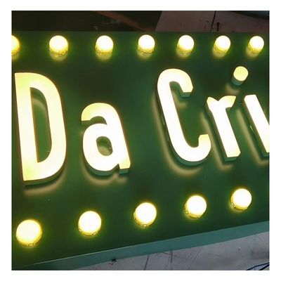 Display de publicidad interior y exterior con luces de letras LED y cartel metálico retro