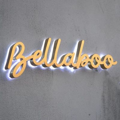 Display de publicidad interior y exterior con luces de letras LED y cartel metálico retro