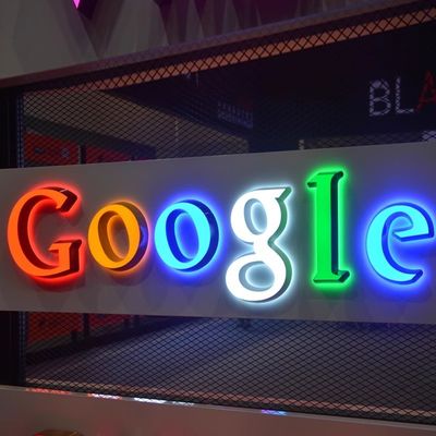 Display de publicidad interior y exterior con luces de letras LED y cartel metálico retro