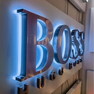 Alto brillo LED ilumina el logotipo Signo acrílico para la estación de autobuses Tabla de visualización exterior
