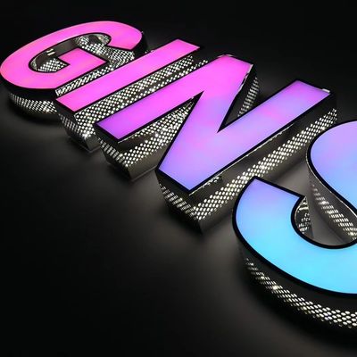 Instalación profesional de letras de canal LED para la señalización digital de números de la casa