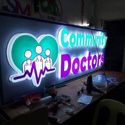 Fuente de alimentación de corriente continua Espejos de neón LED iluminados para publicidad digital al aire libre