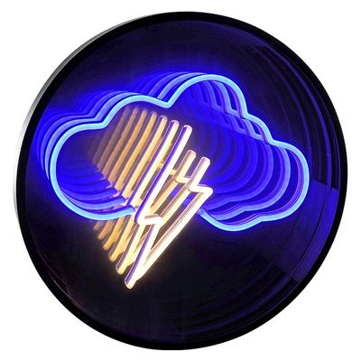 Espejo infinito con placa electrónica luminosa y diseño colorido