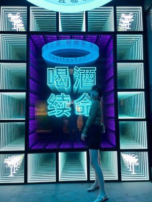 Infinite Visual Art Light Box Melle Abyss Mirror 3D Luminous Letter Logotipo cartelera de neón